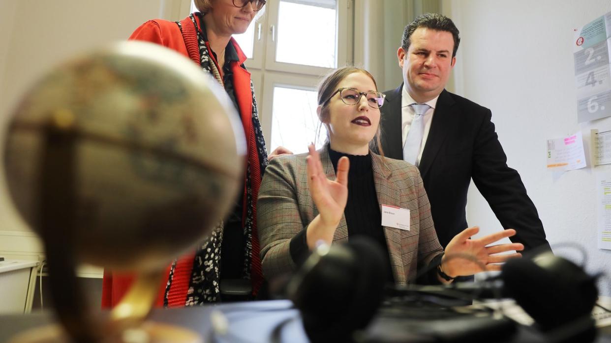 Hubertus Heil (r) und Anja Karliczek besuchen die Zentrale Servicestelle Berufsanerkennung bei der Zentralen Auslands- und Fachvermittlung (ZAV). Mitarbeiterin Jana Braun (m) erzählt über ihre Arbeit.