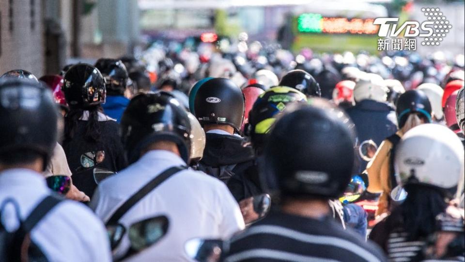 不論開車或騎車，皆要注意行車安全。（示意圖／shutterstock達志影像）