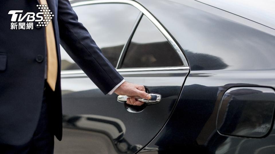 開車門要小心不要A到鄰車。（示意圖／shutterstock達志影像）