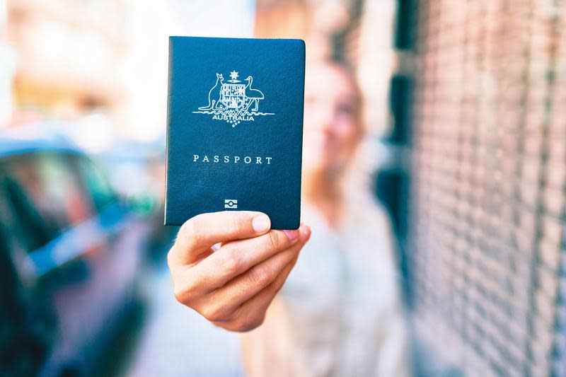 許姓男子當庭向法官出示澳洲護照，指鄭女是因他具澳洲國籍與他交往，還送錢給他，不算詐騙。示意畫面。（東方IC）