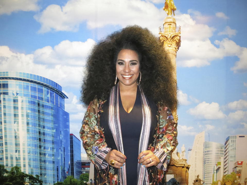 La cantante cubana Aymée Nuviola posa en la Ciudad de México el 7 de febrero de 2023. (Foto AP/Berenice Bautista)