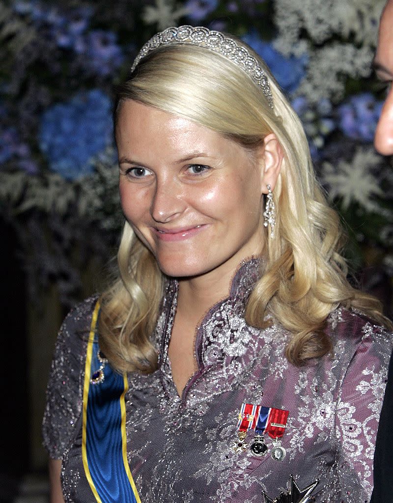 <p>Mette-Marit, Kronprinzessin von Norwegen ist eine Freundin vom schlichten Stil. Ihre Gänseblümchen-Tiara ist trotzdem ein absoluter Hingucker und mit den eingesetzten Diamanten auch einer Prinzessin würdig. (Foto: Getty) </p>