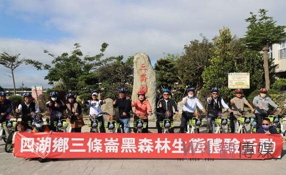 （觀傳媒雲林新聞）【記者蘇榮泉／雲林報導】雲林縣濱海地區時序進入東北季風，但縣長張麗善仍與21間國中小校長、四湖鄉長吳勁葦、縣議員蘇國瓏、吳蕙蘭等人騎單車體驗三條崙黑森林生態之美；縣長張麗善表示，縣府積極打造三條崙教育農園變身海洋教育中心，串連海水浴場、黑森林自行車道等景點，打造海洋教育、海洋生態、觀光文化、運動休閒新亮點。