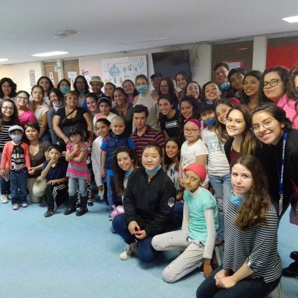 Familias y pacientes de Antes de Partir, A.C., que se han beneficiado gracias a la labor de Mariana. Foto: Facebook.com/ – Antes de Partir Asociación Civil.