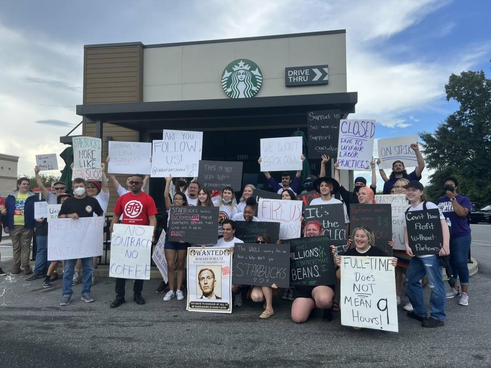 星巴克工人聯合會（Starbucks Workers United）在星巴克門市前抗議。   圖: 翻攝自 SBWorkersUnited 推特 