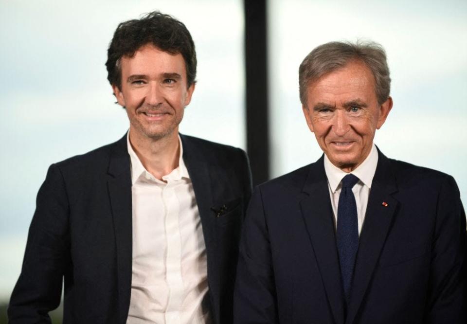 Antoine Arnault (links) und sein Vater, Bernard Arnault, der Vorstandsvorsitzende von LVMH. - Copyright: Julien de Rosa/AFP via Getty Images