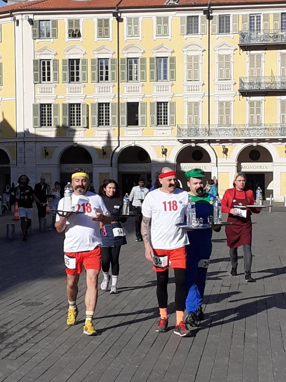 Una célebre carrera de “garçons de café” (mozos de café) se lleva a cabo, bandeja y copas en mano, a lo largo de las callejas del casco antiguo de la ciudad. Fotos cortesía/William Navarrete