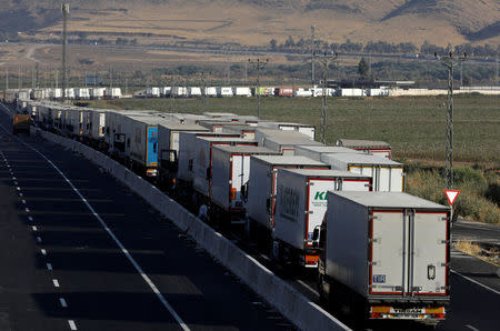 Trucks wait in line to pass Habur border gate near the town of Silopi at the Turkish-Iraqi border, Turkey, September 22, 2017. REUTERS/Umit Bektas