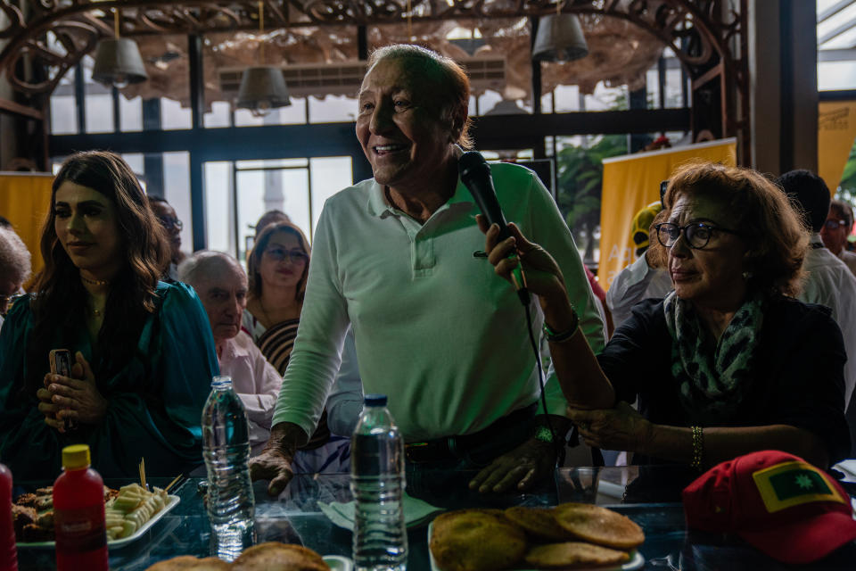 Rodolfo Hernández, candidato a la presidencia de Colombia, con su esposa, Socorro Oliveros, sosteniendo el micrófono durante un acto de campaña en Barranquilla, Colombia. (Federico Rios/The New York Times)