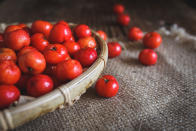 <p>Es gibt nur zwei Pflanzen, die mehr Vitamin C enthalten – und die sind noch schwieriger zu bekommen als Acerola: Die australische Buschpflaume (2.700 mg) und Camu-Camu (2.000 mg). </p>