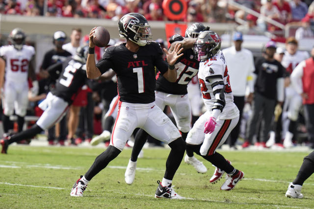 ATLANTA, GA - NOVEMBER 20: Atlanta Falcons quarterback Marcus Mariota (1)  delivers a pass during the Sunday afternoon NFL game between the Chicago  Bears and the Atlanta Falcons on November 20, 2022