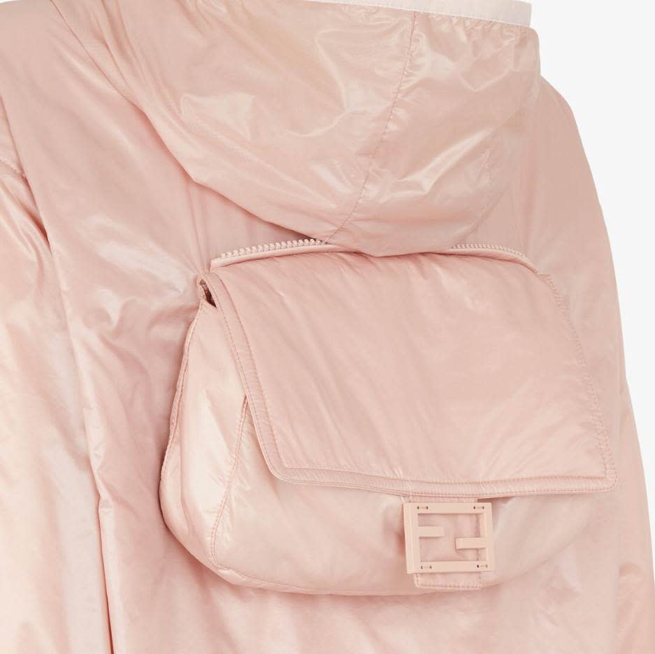 粉紅色尼龍防風外套設計可摺疊收至背面的經典Baguette包款圖片來源：Fendi