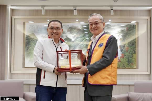 台北市民生獅子會長方仲海（圖右）捐贈第五輛復康巴士給新北，由市長侯友宜代表受贈感謝。（記者蘇春瑛攝）