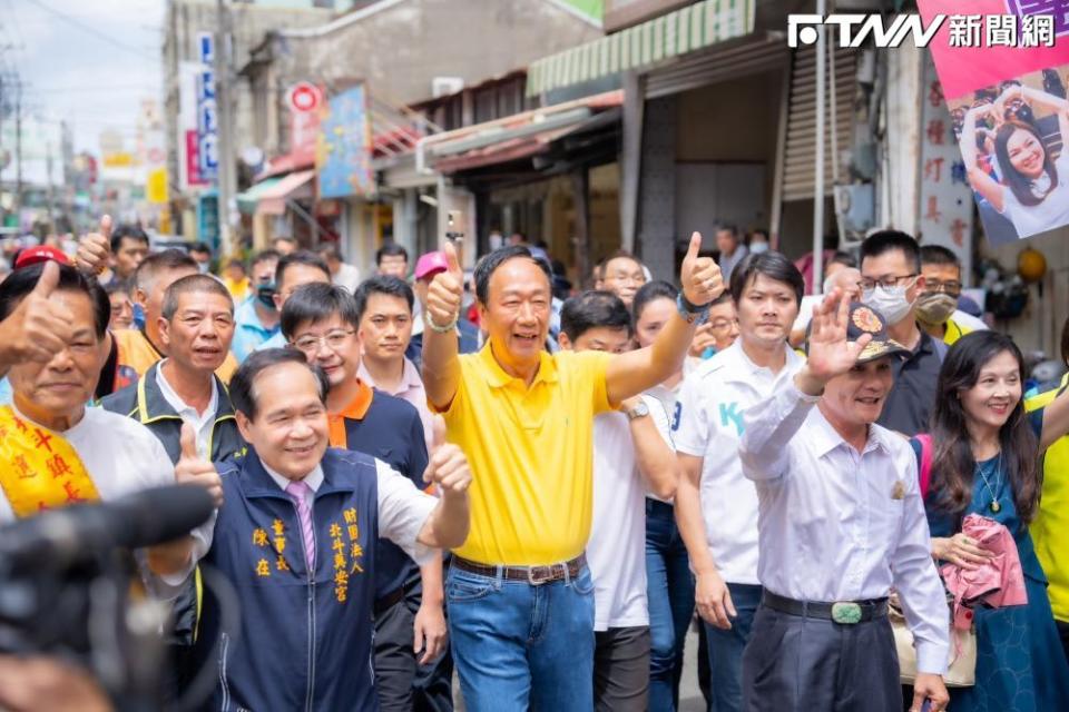 郭台銘結束也到彰化縣北斗鎮長候選人<a class="link " href="https://tw.news.yahoo.com/tag/顏宏霖" data-i13n="sec:content-canvas;subsec:anchor_text;elm:context_link" data-ylk="slk:顏宏霖;sec:content-canvas;subsec:anchor_text;elm:context_link;itc:0">顏宏霖</a>服務處站台，郭是以永齡基金會創辦人名義拜會，到達顏宏霖競選服務處時，受到約百名民眾熱情相迎除高喊「顏宏霖凍蒜」。（圖／郭台銘辦公室）