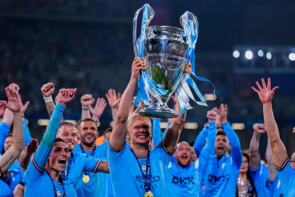 El Manchester City celebra el levantamiento de la Champions League en Estambul (AP)