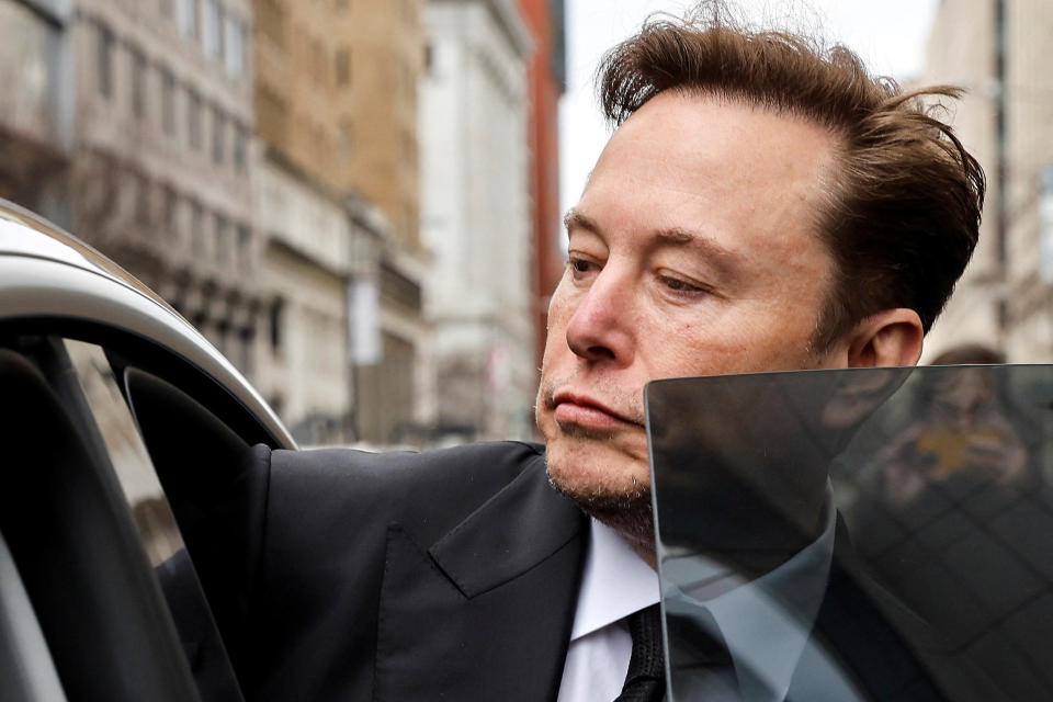 CEO Tesla Elon Musk dan petugas keamanannya meninggalkan kantor lokal perusahaan di Washington, AS 27 Januari 2023. REUTERS/Jonathan Ernst