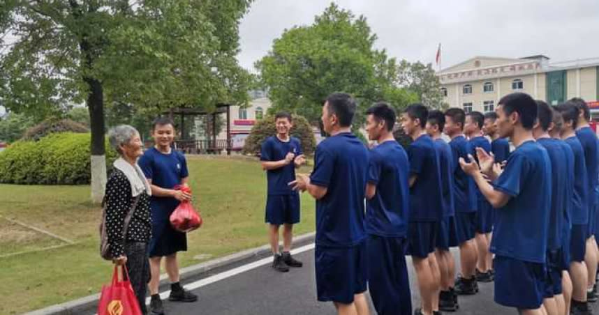 中國江西一名老奶奶在端午節前夕帶粽子給消防隊員，背後原因竟是為了報恩。（圖／翻攝自網易新聞）