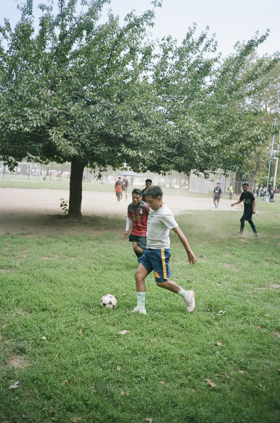 Un partido informal de fútbol Flushing Meadows Corona Park, en el distrito neoyorquino de Queens, el 14 de marzo de 2023. (Raul Vilchis/The New York Times)