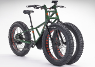 Rungu Electric Juggernaut MDV è una specialissima bici fat tyres con doppia ruota anteriore pensata per il fuoristrada che monta un motore da 40km/h di velocità massima e 1000 watt di potenza.