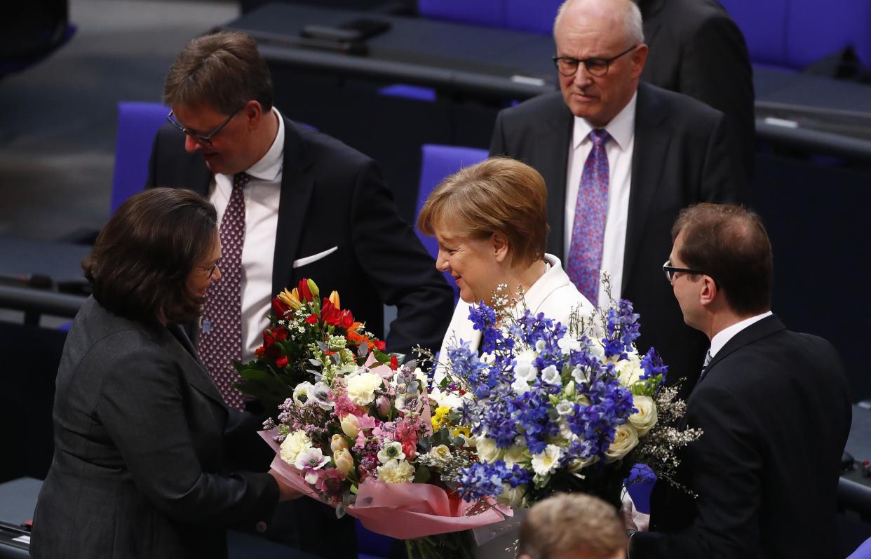 Angela Merkel bekommt nach der Wiederwahl Blumen überreicht (Bild: REUTERS/Hannibal Hanschke)