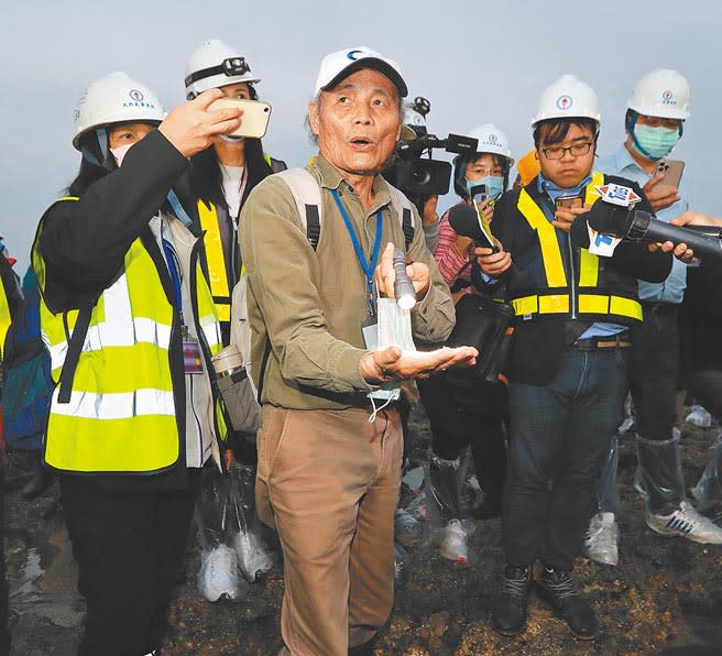 珍愛藻礁公投領銜人潘忠政（中）表示，三接外推無法解決大潭海象不佳問題，仍有破壞生態疑慮，三接非離開藻礁不行。（本報資料照片）