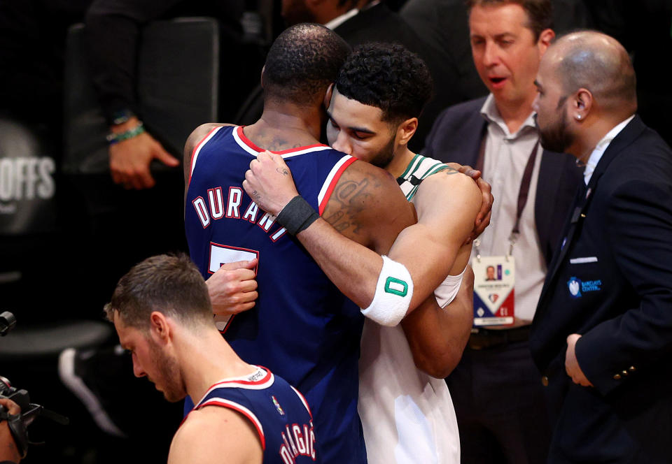 Nachdem die Celtics am 25. April 2022 in der ersten Runde der NBA-Playoffs die Netze gewonnen hatten, umarmte Kevin Durant aus Brooklyn Bostons Jason Totam.  (Elsa/Getty Images)