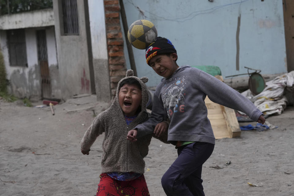 Niños juegan al fútbol en Catzuqui de Velasco, una zona rural que carece de servicios básicos garantizados como agua potables y aguas servidas, a las afueras de Quito, Ecuador, el jueves 1 de diciembre de 2022. La desnutrición infantil es crónica entre los 18 millones de habitantes de Ecuador, golpeando más a las zonas rurales y a la población indígena del país, de acuerdo con Erwin Ronquillo, secretario del programa gubernamental Ecuador Crece Sin Desnutrición. (AP Foto/Dolores Ochoa)