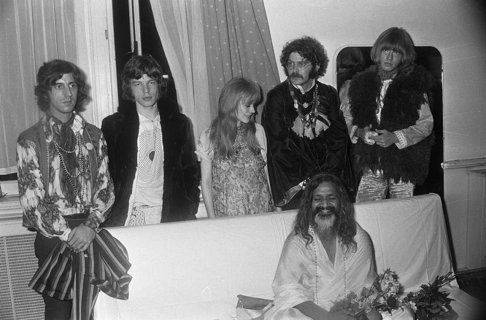 De izq. a dcha.: Michael Cooper, Mick Jagger, Marianne Faithfull, Shepard Sherbell y Brian Jones; sentado: Maharishi Mahesh Yogi, en Concertgebouw Amsterdam, 1967.