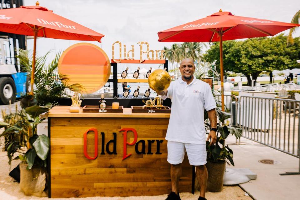 La leyenda del fútbol brasileño Roberto Carlos organiza el Old Parr Whiskey Goalden Hour en Miami para dar la bienvenida a los aficionados al partido final del verano.