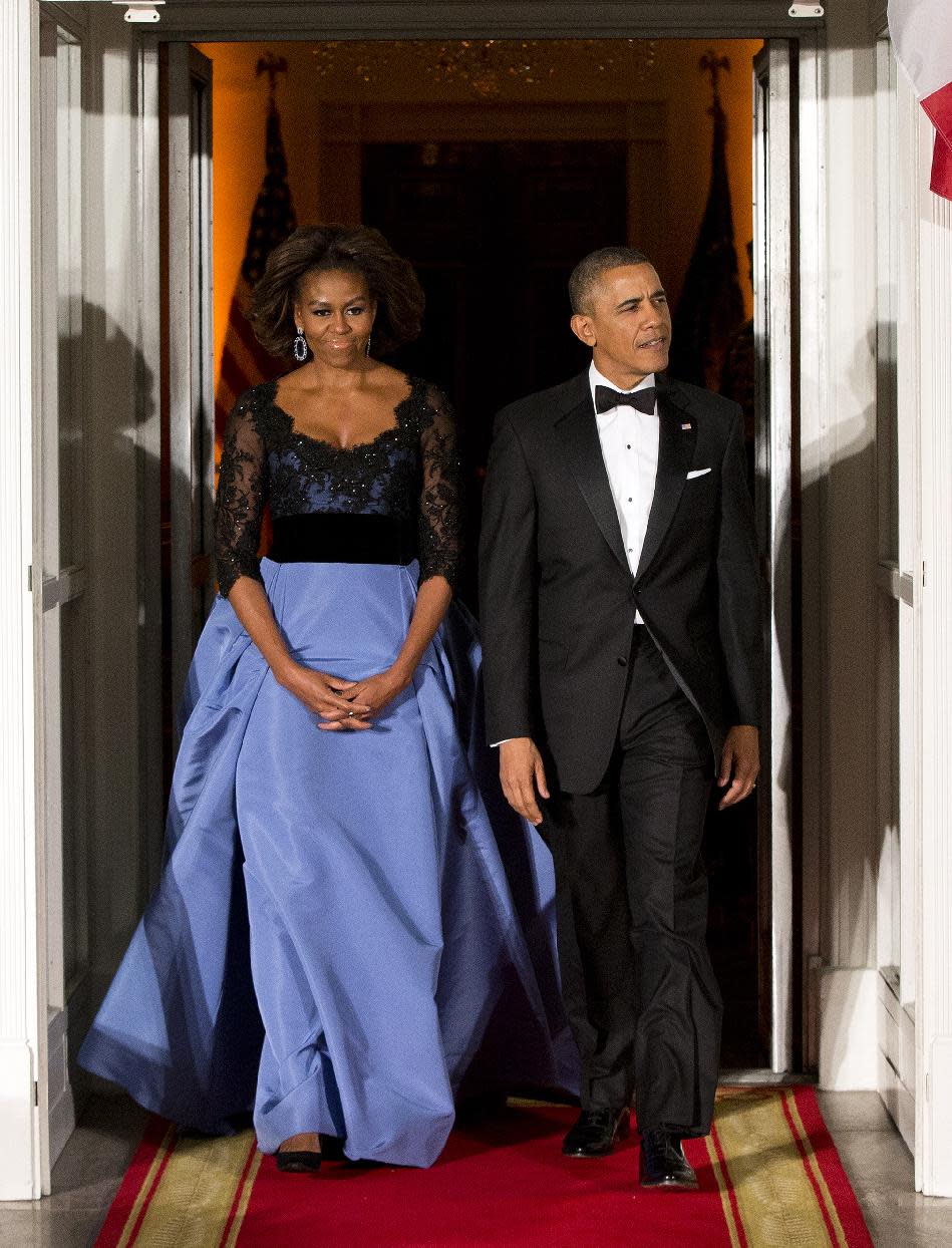 La primera dama Michelle Obama y el presidente Barack Obama esperan la llegada del presidente francés François Hollande para un banquete de honor en el Pórtico Norte de la Casa Blanca el martes 11 de febrero del 2014 en Washington. (Foto AP/ Evan Vucci)
