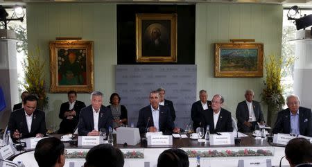 U.S. President Barack Obama hosts a meeting with leaders from the Association of Southeast Asian Nations (ASEAN) during a summit held at Sunnylands in Rancho Mirage, California February 16, 2016. From left are Thailand Prime Minister Prayuth Chan-ocha, Singapore Prime Minister Lee Hsien Loong, Obama, Philippine President Benigno Aquino and Malaysia Prime Minister Najib Razak. REUTERS/Kevin Lamarque