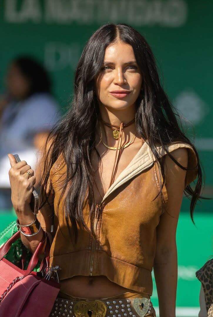 Elegante y chic, Zaira Nara disfrutó de una jornada de polo, y se robó todas las miradas en el partido que disputó y ganó el equipo de su novio, Facundo Pieres, frente a La Dolfina, el último fin de semana
