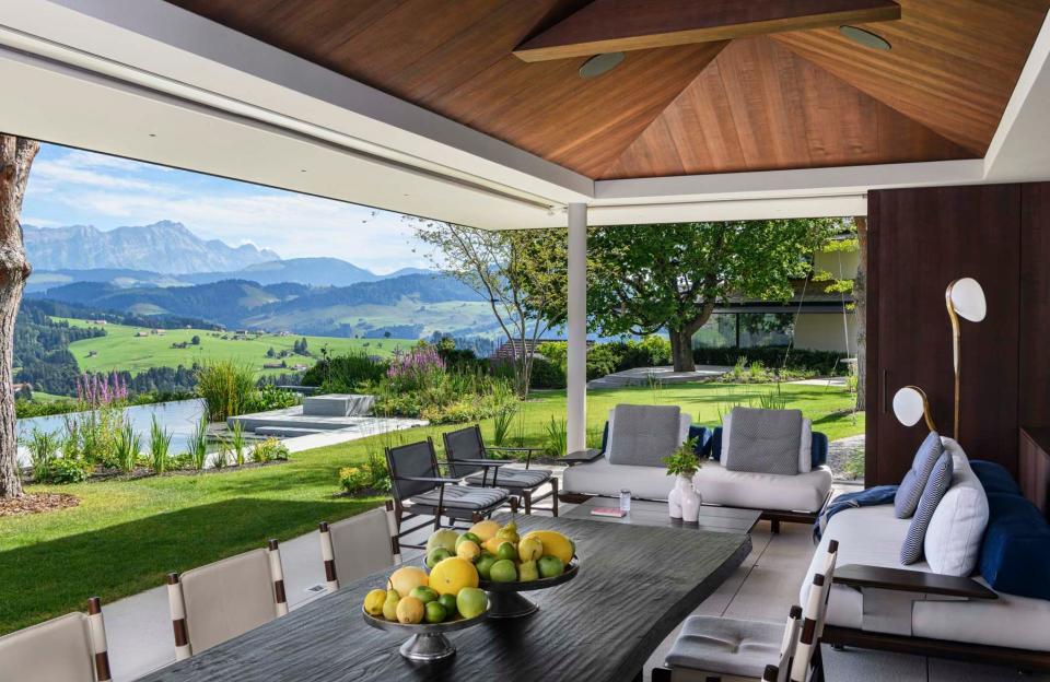 Une terrasse façon pool house protégée du soleil