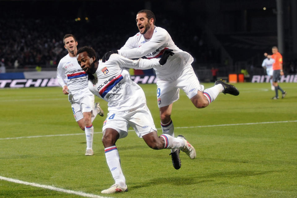 Encore une fois, il ne faut que trois minutes à l'OL pour (re)faire la différence. Sortie de balle collective très propre, Govou part de sa moitié de terrain, repique dans l'axe et enroule une frappe à l'entrée de la surface. Mandanda n'est pas félin, Lyon repasse devant.