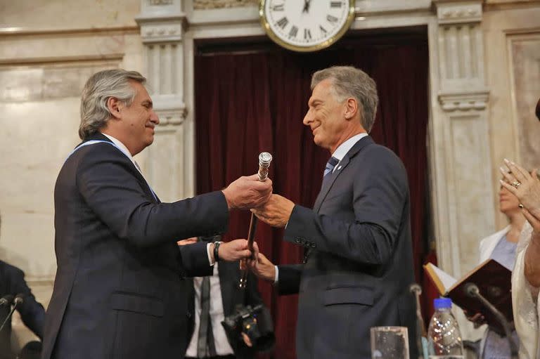 Alberto Fernández asume como Presidente de la Nación, Mauricio Macri le coloca la Banda Presidencial y le entrega el Bastón, los acompaña la vicepresidenta Cristina Kirchner