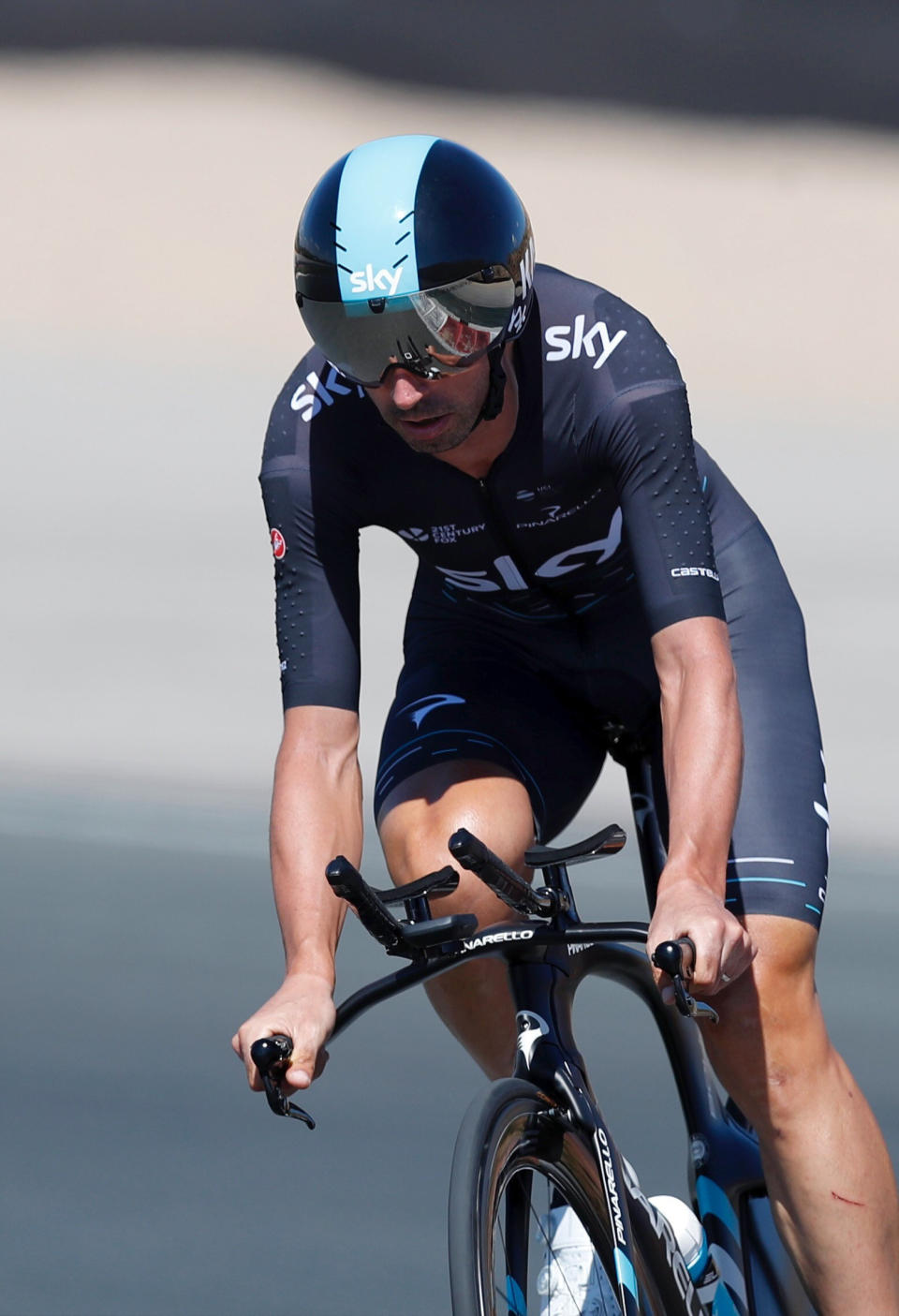 El ciclista español del equipo Sky, David López, durante la contrarreloj individual, etapa decimosexta de la Vuelta Ciclista a España 2017, con meta en Logroño, tras un recorrido de 40,2 kilómetros. EFE/JAVIER LIZÓN