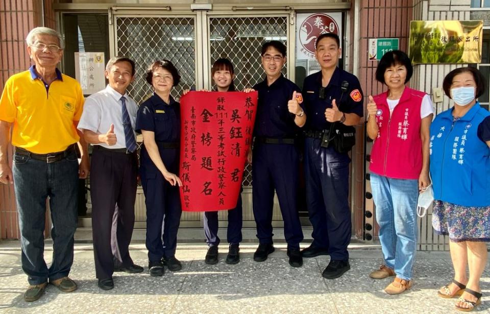 後鎮派出所女警漫畫家吳鈺清（左四）錄取行政警察特考三等考試，新營區長翁振祥、新營警分局長斯儀仙等人前往貼紅榜祝賀。 （警方提供）