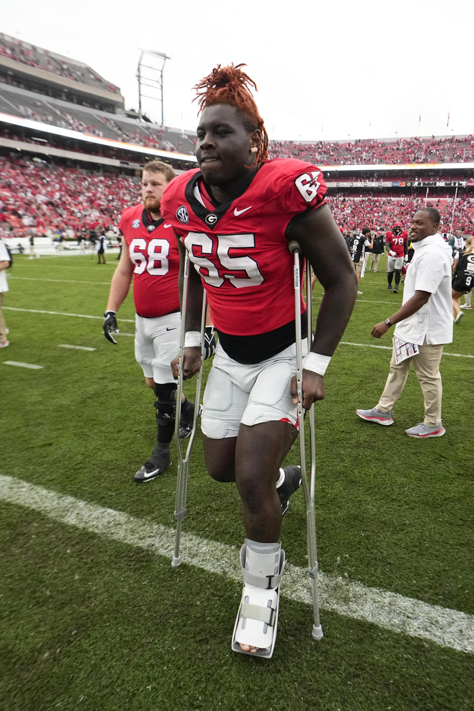 Georgia offensive lineman Amarius Mims uses crutches to leave the field after defeasting South Carolina an NCAA college football game Saturday, Sept. 16, 2023, Ga. Mims wa injured in the firt half. (AP Photo/John Bazemore)