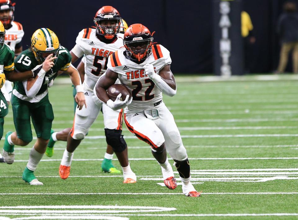 Opelousas' D'Shaun Ford running around end to pick up a large gain in the Non-Select Division II State Championship at the Mercedes Superdome on December 8, 2023 in New Orleans.