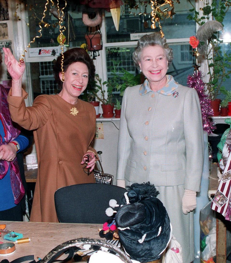 <p>Backstage at London's Royal Opera House, Queen Elizabeth and Princess Margaret enjoyed the Christmas decorations.</p>