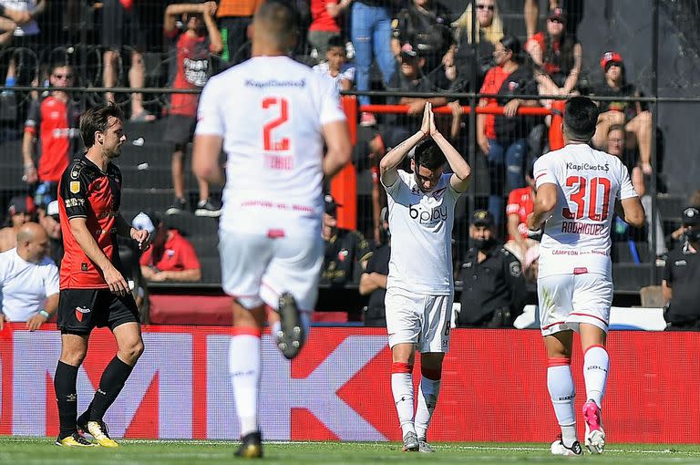 Fernando Zuqui pide perdón en Santa Fe, luego de generar el empate del gol en contra del arquero Burián para Estudiantes; el Pincha empezó perdiendo 0-1 y al final cayó 1-2