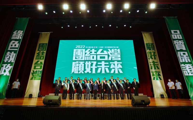 ▲備戰2022大選，民進黨以「顧家鄉 拚未來」為主軸，同時推出2022民進黨地方選舉資訊頁、Youtube新節目《一碗麵的時間》及Podcast節目《耳朵出遊不出油》新單元「地方耳Mazing」等亮點。（圖／民進黨提供）