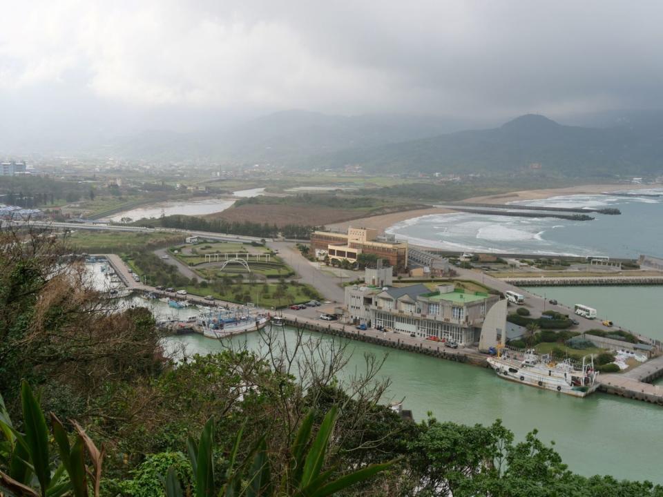 獅頭山步道遠眺磺港漁港。   圖：新北市農業局提供