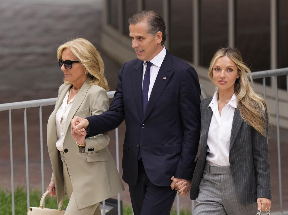 Hunter Biden, hijo del presidente Joe Biden, acompañado por su madre, la primera dama Jill Biden (izquierda) y su esposa, Melissa Cohen Biden, salen de un tribunal federal tras escuchar el veredicto, el martes 11 de junio de 2024, en Wilmington, Delaware. (AP Foto/Matt Slocum)