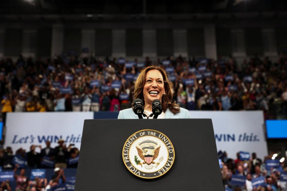 Kamala Harris draws a crowd of 10,000 in Georgia, a state that turned blue in 2020 and lost the election to Donald Trump ( REUTERS )