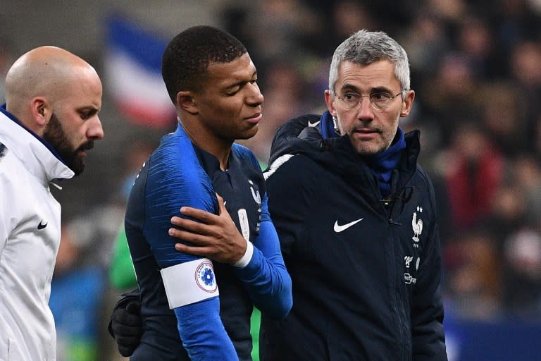 <p>Touché à l’épaule droite, Kylian Mbappé est contraint de sortir à la 36e minute. Il a été remplacé par Florian Thauvin. (crédit AFP) </p>