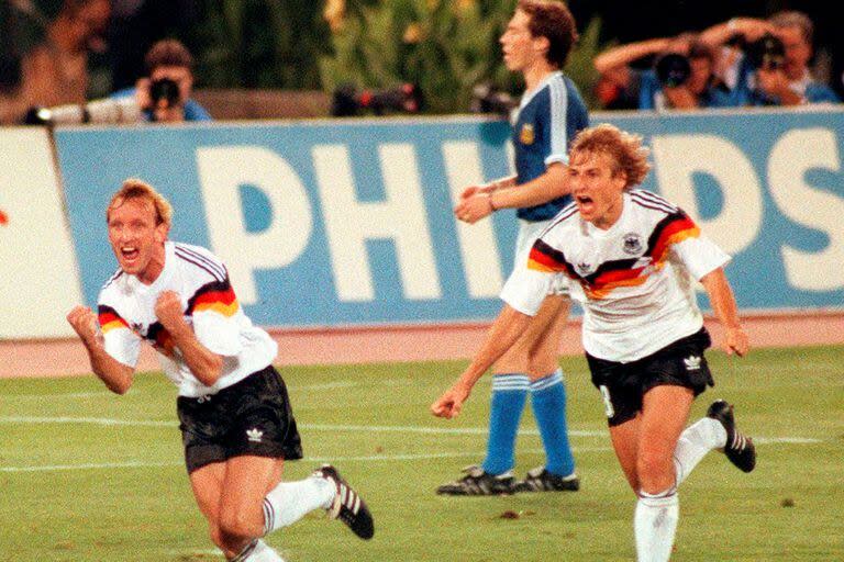 Brehme celebra, lo sigue Klinsmann, sufre Sensini
