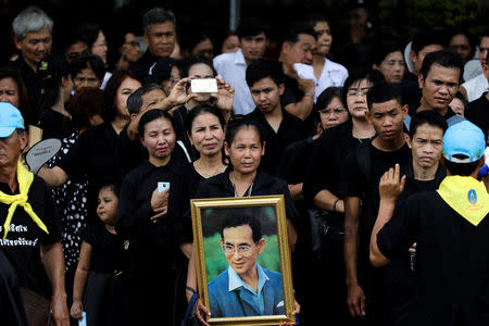 Well-wishers line up to pay respect to late Thai King Bhumibol Adulyadej near the Grand Palace in Bangkok, Thailand October 5, 2017. REUTERS/Athit Perawongmetha