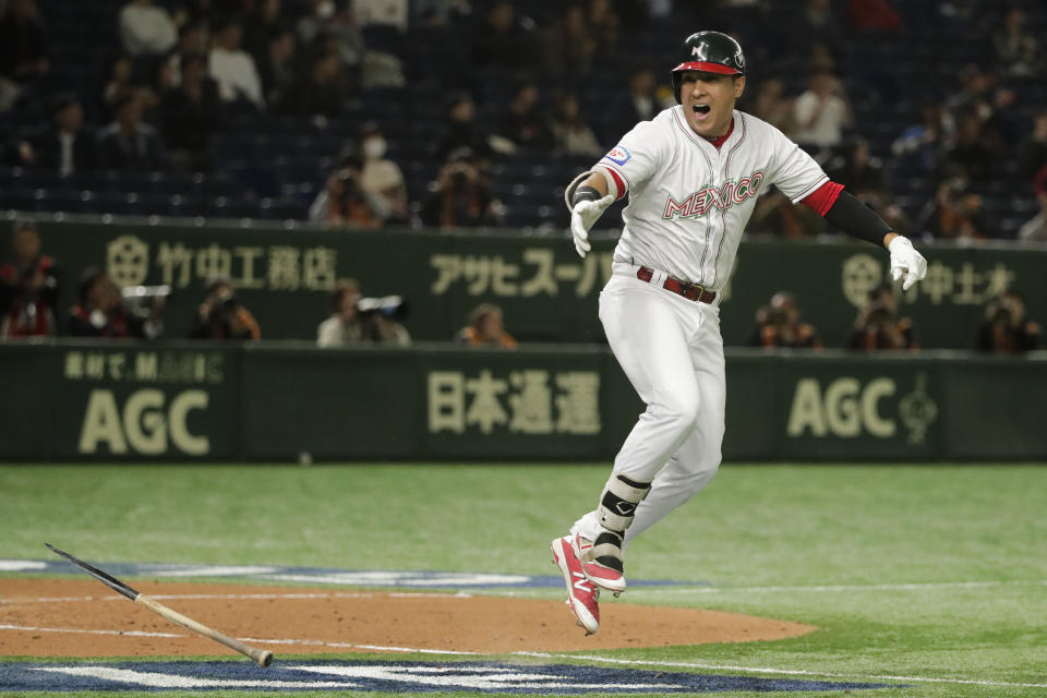 Efrén México tras batear el sencillo que le dio a México la victoria 3-2 ante Estados Unidos en el partido por la medalla de bronce del torneo Premier12, el domingo 17 de noviembre de 2019. México se clasificó al béisbol de los Juegos Olímpicos de Tokio 2020. (AP Photo/Jae C. Hong)