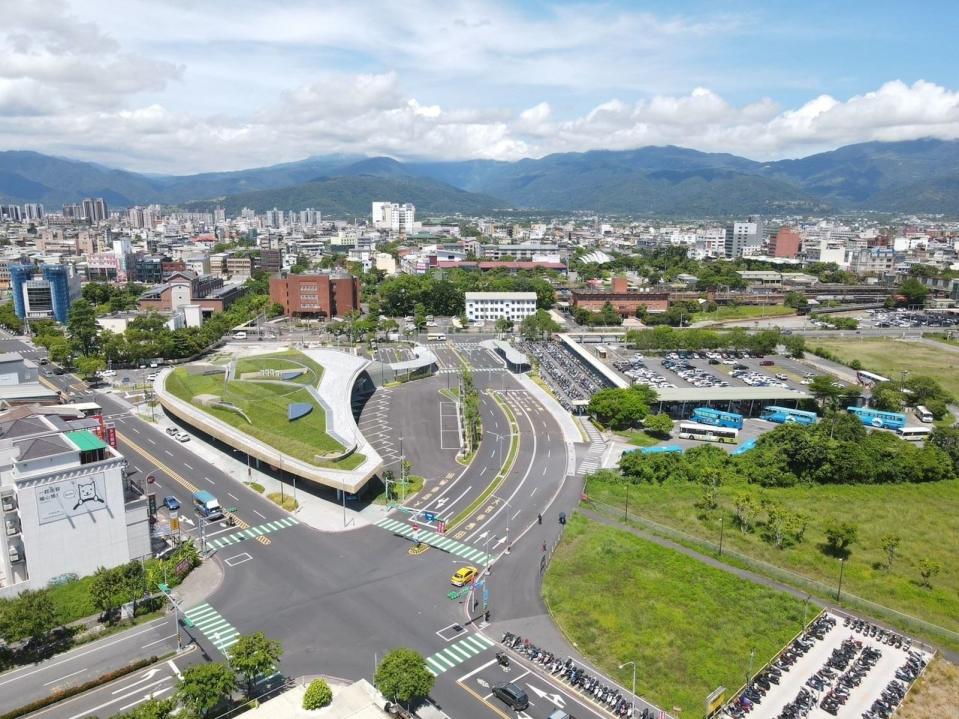 宜蘭新轉運站提供民眾更為舒適的候車及停車空間。（宜蘭縣政府提供）